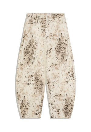 Magas derekú, bőszárú nadrág bézs és barna absztrakt állatminta mintával, elöl gombos lezárással és övbujtatókkal.