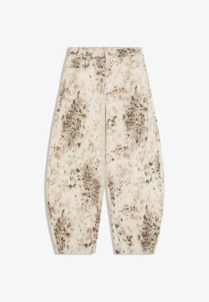 Magas derekú, bőszárú nadrág bézs és barna absztrakt állatminta mintával, elöl gombos lezárással és övbujtatókkal.