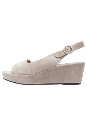 Beige suède wedge sandaal met een open teen, slingbackbandje dat is vastgemaakt met een ronde gesp en een lichte plateauzool voor extra hoogte.