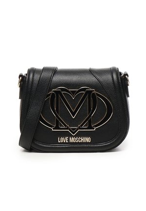Schwarze Leder-Umhängetasche mit goldfarbener herzförmiger "M"-Loge und "LOVE MOSCHINO"-Text auf der Vorderklappe.