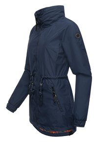 Temno modra jakna z visokim ovratnikom, z vrvico na pasu, elastičnimi manšeti in žepi na zadrgo. Ima pisan vzorec na robu.