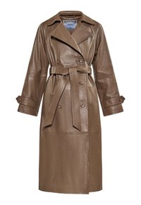 Ruskea nahkainen trench-coat, jossa on vyötäröllä vyö, leveät kaulukset, kaksoisknappilukitus ja nappikiinnityksellä varustetut hihat. Sileä pinta ja tyköistuva malli.