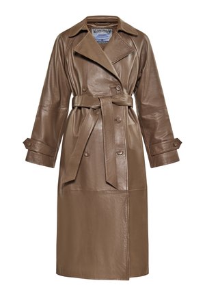 Ruskea nahkainen trench-coat, jossa on vyötäröllä vyö, leveät kaulukset, kaksoisknappilukitus ja nappikiinnityksellä varustetut hihat. Sileä pinta ja tyköistuva malli.