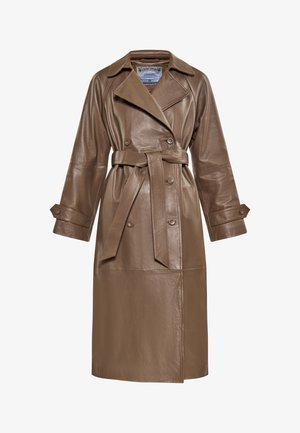 Brūns ādas trenčkotis ar jostasvietu, plašām atlokām, divrindas aizdari un pogāmas piedurknes. Gluda tekstūra un piegriezums.