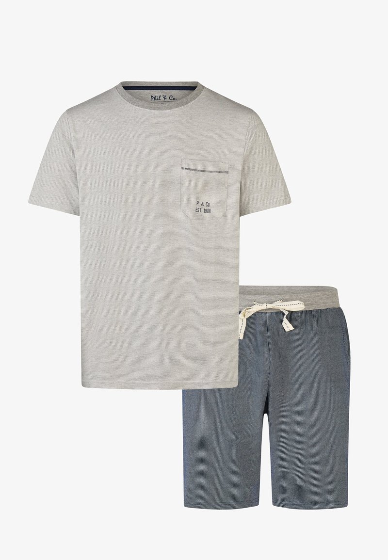 Šedé pruhované tričko s kapsou a tmavě modrým potiskem, kombinované s tmavě modrými a bílými pruhovanými šortkami s elastickým pasem a šňůrkou na stažení.