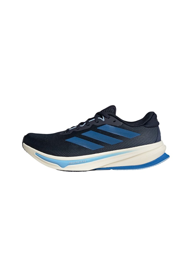 Zapatilla de correr en color marino con parte superior de malla transpirable, tres franjas azules y suela acolchada con una entresuela blanca y acentos azules.