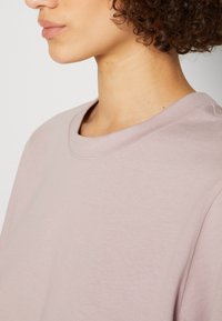 Lindex LOLA - Jednoduché tričko - light dusty lilac