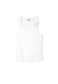 Witte geribbelde tanktop met een ronde halslijn, voorzien van een gouden hardwareaccent op één schouder en een aansluitende silhouet.