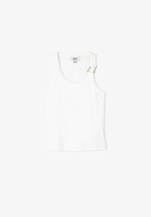 Witte geribbelde tanktop met een ronde halslijn, voorzien van een gouden hardwareaccent op één schouder en een aansluitende silhouet.