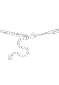 Collana in metallo argentato con più catene di diverse lunghezze, chiusura a moschettone e un pendente circolare contrassegnato "acciaio inossidabile".