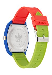 Šarena gumena ručna sat s plavim, crvenim i zelenim remenom, pravokutnim kućištem od nehrđajućeg čelika i srebrnim dijelovima s Adidas logotipom.