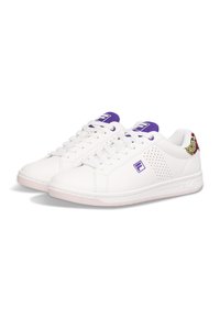 Scarpe da ginnastica bianche con accenti viola, caratterizzate da una texture di pelle liscia, design con lacci, lato perforato per traspirabilità e dettaglio con logo.