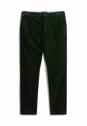 Los pantalones de pana verde oscuro presentan un diseño de corte recto, dos bolsillos frontales y un cierre de cremallera. Tienen una textura suave con estrías sutiles.