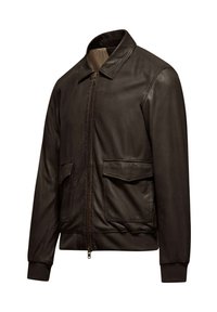 Giubbotto bomber in pelle marrone con colletto, chiusura frontale con zip, due tasche ampie e polsini e orlo a coste. Tessuto liscio.