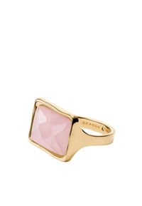 Guldtonad ring med en stor, fasetterad rektangulär rosa sten med mjuka kanter, som har en glänsande yta och en minimalistisk design.