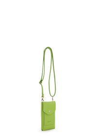 Grøn læder crossbody taske med flap, snaplukning, justerbar rem og præget logo detalje. Glat tekstur med rektangulær form.