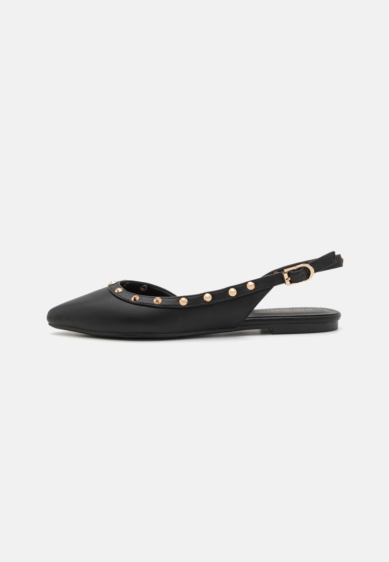Melni slingback dzīvokļi, izgatavoti no gludas ādas, ar norādītu purngalu un metāliskiem rozā zelta uzrakstiem gar siksnu.