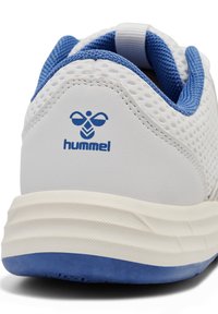 Scarpa sportiva bianca con dettagli blu e inserti in rete. Caratterizzata da una suola testurizzata e un logo in evidenza. Materiale liscio, design arrotondato.