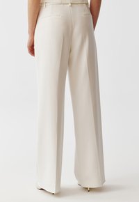 TATUUM ZARIANA - Kalhoty - off white