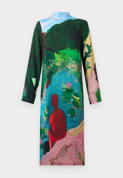Abito a maniche lunghe con un vivace design pittorico che presenta paesaggi verdi, una scena acquatica blu e una figura rossa, realizzato in tessuto leggero.