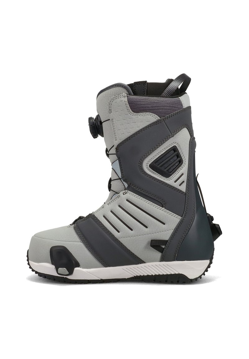 Graue und schwarze Snowboardstiefel mit strukturierter Oberfläche, Dual-Zone-Schnürsystem, verstärktem Fersenbereich und Gummisohle. Seitlicher Reißverschluss und Belüftungsdetails.