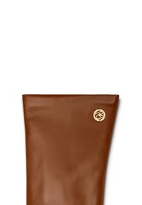Braune Leder-Clutch mit glatter Textur, die auf einer Seite mit einem goldenen, kreisförmigen Logo-Akzent verziert ist.