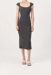 Šedé midi šaty s krátkými naznačenými rukávy, čtvercovým výstřihem a bezšvým designem, vyrobené z hladké, elastické tkaniny.