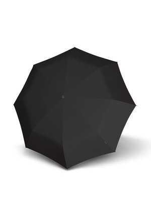 Schwarzer offener Regenschirm von oben gesehen mit acht Feldern und einem zentralen Knopf, wirft einen Schatten auf einen weißen Hintergrund.