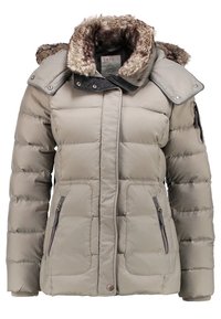 Chaqueta de invierno acolchada beige con capucha forrada de piel, cremallera frontal, botones a presión y dos bolsillos frontales con cremallera.
