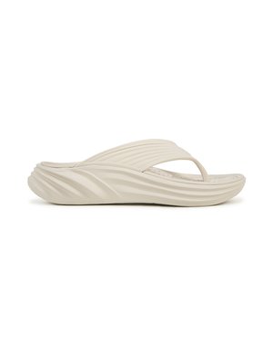Flip-flop beige con un motivo ondulato testurizzato sulla suola. Cinghie sottili si uniscono in un punto centrale, con una finitura liscia.