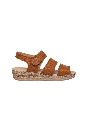 Sandalias de cuero trenzado marrón con tres correas y punta abierta. Presenta un tacón cuña de yute trenzado para mayor altura y comodidad.