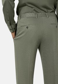 Olijfgroene broek van textuurstof, met gestikte zakken, een rechte pasvorm en een tailleband met riemlussen.