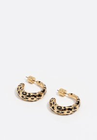 Pendientes de aro en tono dorado con un diseño de estampado de leopardo y acentos negros, textura suave y cierre a bisagra para un uso seguro.