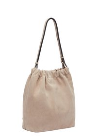 Sac fourre-tout en daim de couleur beige clair avec un haut froncé, une longue sangle en cuir et des détails de couture subtils. Texture lisse et silhouette douce.