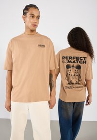 YOURTURN by Zalando - UNISEX - Print T-shirt - woodsmoke Thumbnail Image 1