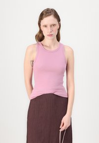 Helles rosa, tailliertes Trägershirt mit gerippter Textur, runder Ausschnitt und schmalen Trägern, kombiniert mit einem braunen strukturierten Rock.