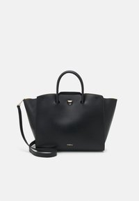 Čern á kožená kabelka s dvojitými rukojeťmi nahoře, odnímatelným popruhem na rameno a zlatým logem. Má strukturovaný, široký siluetu.