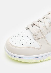 Nike Sportswear DUNK HIGH - Aukšto profilio sportbačiai - light orewood brown/light photo blue/summit white