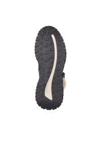 Podeszwa buta z teksturowaną czarną gumową powierzchnią z trójkątnymi bieżnikami i białym paskiem wzdłuż boku, oznaczona napisem „REVOLUTION.”