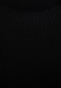 Tissu en maille côtelée noir montrant un gros plan du col roulé et des lignes verticales texturées.