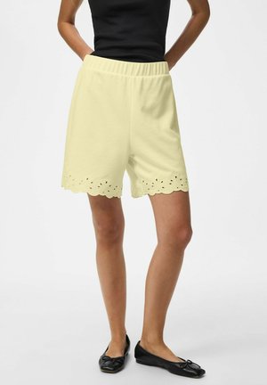 Pieces SHORTS PCCHILLI SOMMER HW BRODERIE - Tepláky - french vanilla