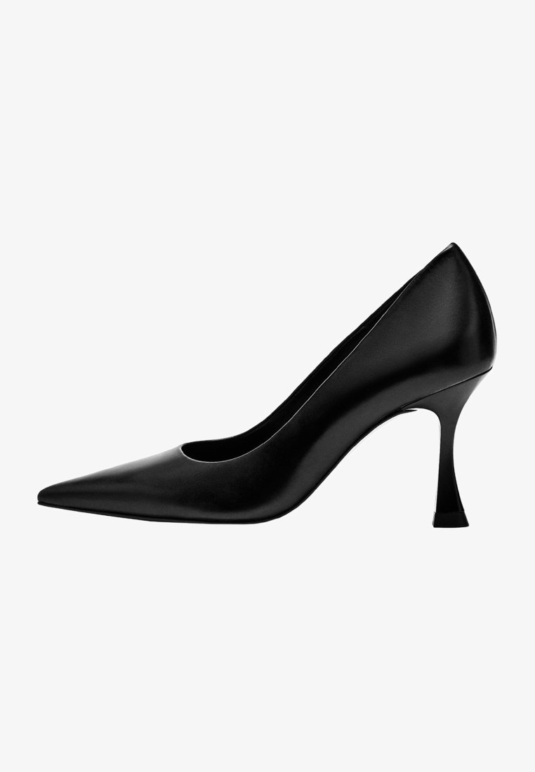 Escarpin noir en cuir à talons hauts avec un bout pointu, un design épuré et un talon étroit évasé. Texture lisse et accents minimalistes.