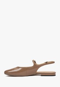 Nude gepatenteerd leren slingback schoen met een spitse neus, lage gestapelde hak en een gespsluiting op de enkelband. Glad, glanzend afwerking.