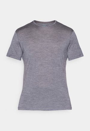 Camiseta de manga corta gris hecha de un suave tejido texturizado. Presenta un escote redondo y un sutil degradado de color que va de oscuro a claro.