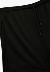 Zwarte sportshorts van licht, ademend materiaal. Bevat een elastische tailleband met een verstelbaar trekkoord en een zachte textuur.