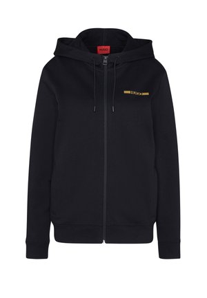 Schwarze Zip-Hoodie aus weichem Stoff, mit Kapuze mit Kordelzug, Eingrifftaschen und einem goldenen Logo auf der Brust. Reguläre Passform.