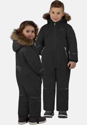 Schwarze Winteranzüge für Kinder verfügen über mit Fleece gefütterte Kapuzen, reflektierende Akzente, Reißverschlusstaschen und eine strapazierfähige Stoffstruktur.