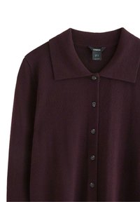 Bordeaux cardigan med krave, udstyret med strikket tekstur, fem sorte knapper og et mærke, der angiver størrelse S.