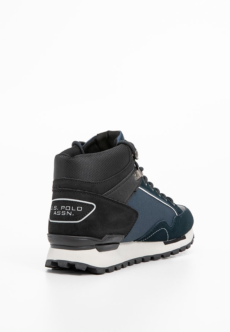 Zapatilla deportiva alta que presenta una combinación de ante azul oscuro y materiales de malla, una suela robusta y un acento de logo en el talón.