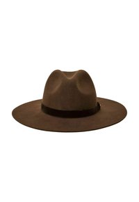 Pălărie maro din fetru cu boruri late, coronament mic și o bandă de catifea închisă la culoare în jurul bazei. Textură netedă, cu detalii subtile de modelare în partea de sus.